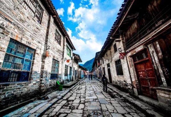 潼南•遂宁两地公安联合开展防范和打击金融犯罪宣传活动